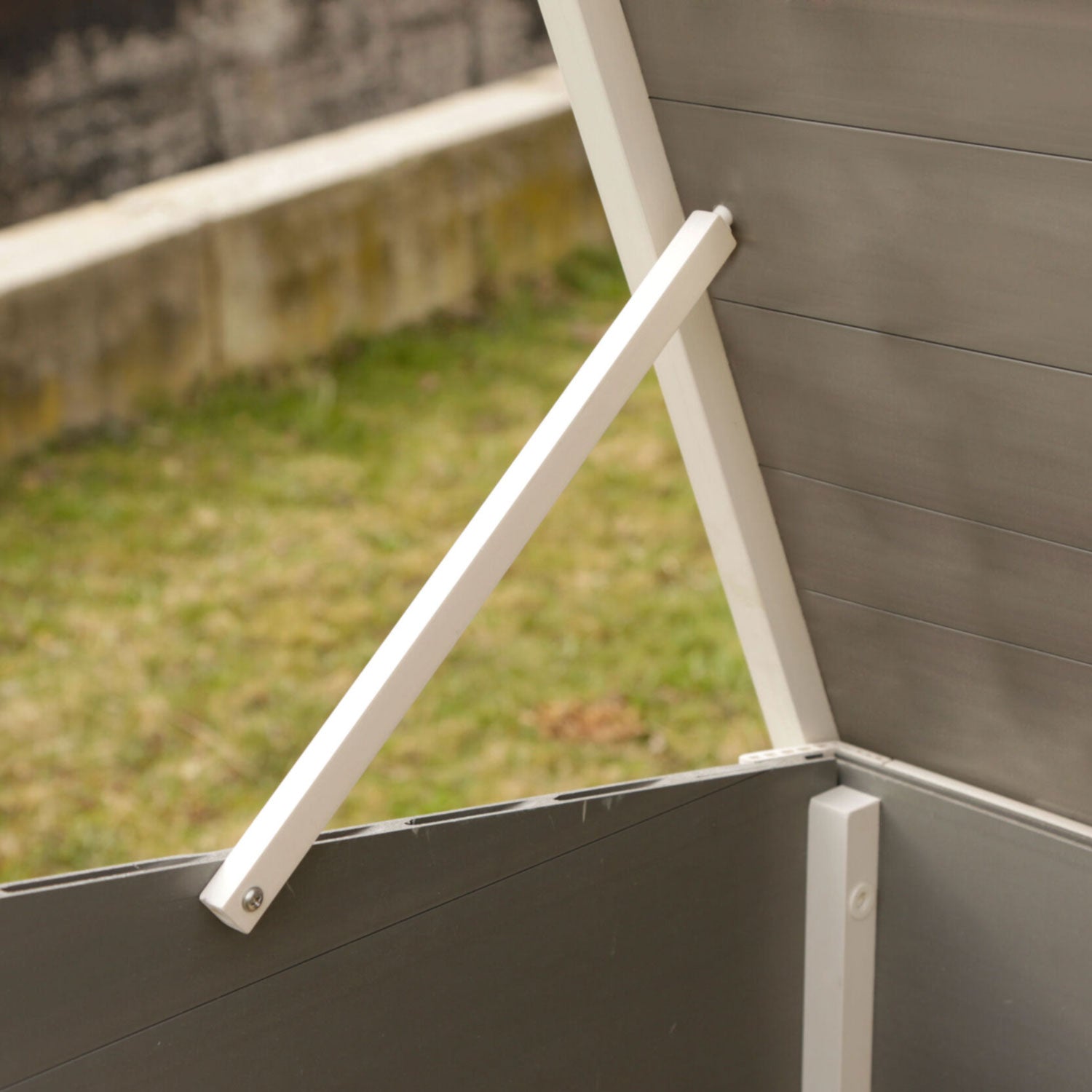 Hühnerstall Barney aus ECO-Kunststoff mit aufklappbarem Dach